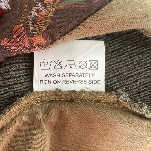 MILITARY GREEN V NECK TOP WITH EMBROIDERY SIZE SMALL - Picture 9 of 9